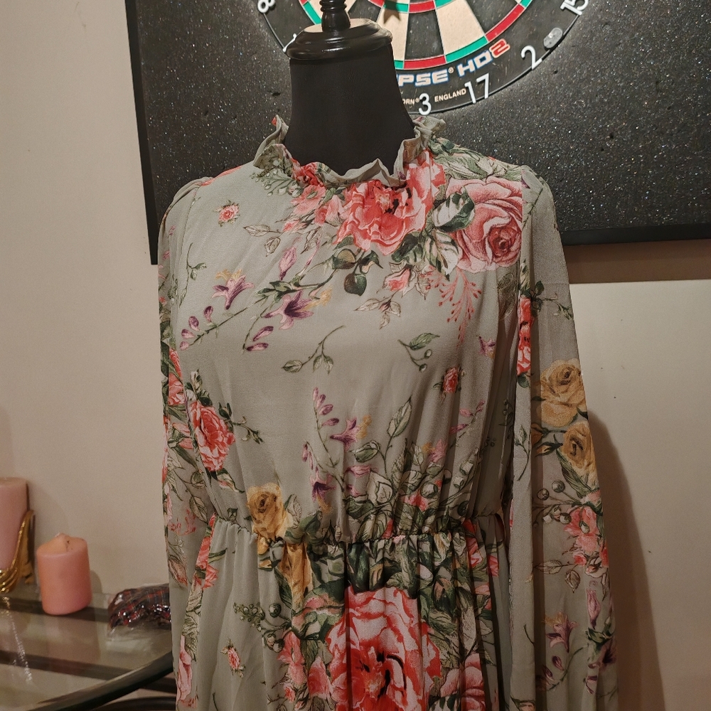 Vila tiered maxi summer vacation dress in garden floral - Picture 14 of 14